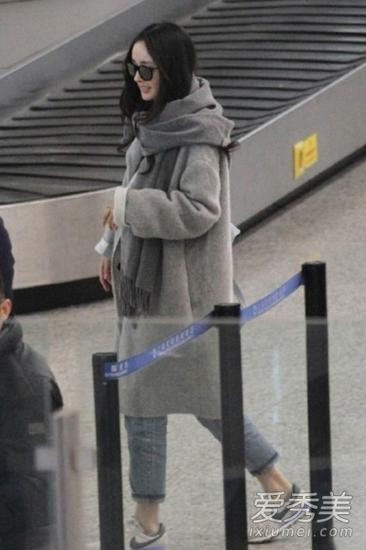 杨幂大衣配围巾亮相机场