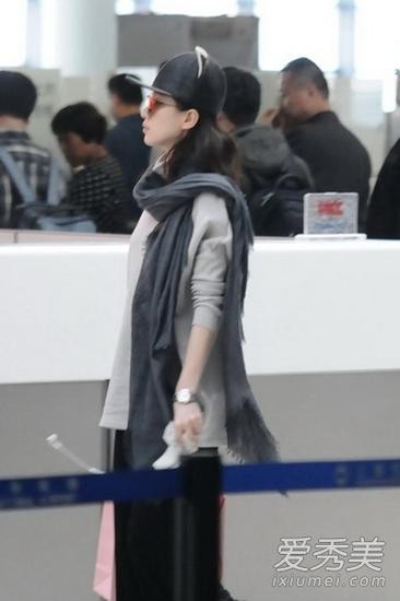 杨幂灰色系造型亮相机场