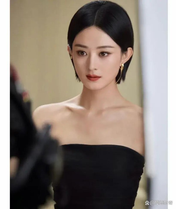 赵丽颖被纪梵希全球双代言，土气女星变时尚宠儿，实力撑起豪门还是靠脸转型？