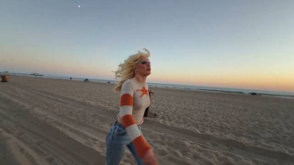 Fred again..与Amyl and The Sniffers合作新单you’re a star MV发布