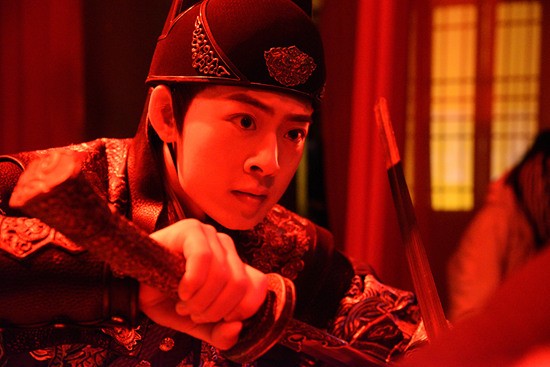 新生代演员王星玮结缘《锦衣之下》