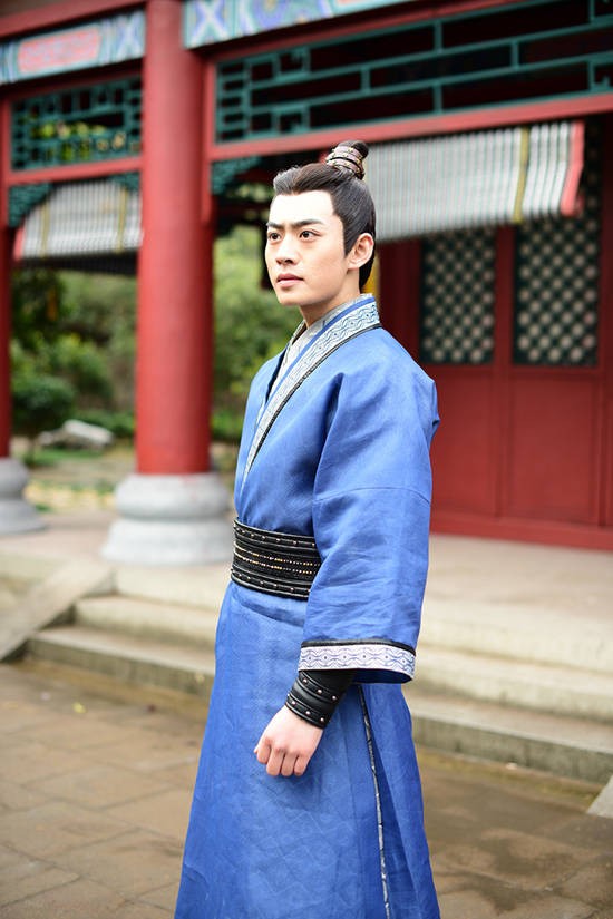 新生代演员王星玮结缘《锦衣之下》