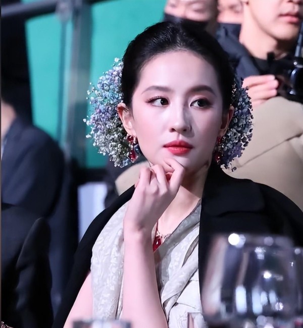 “不合群”的刘亦菲,娱乐圈地位尽显,原来金庸一个字都没说错