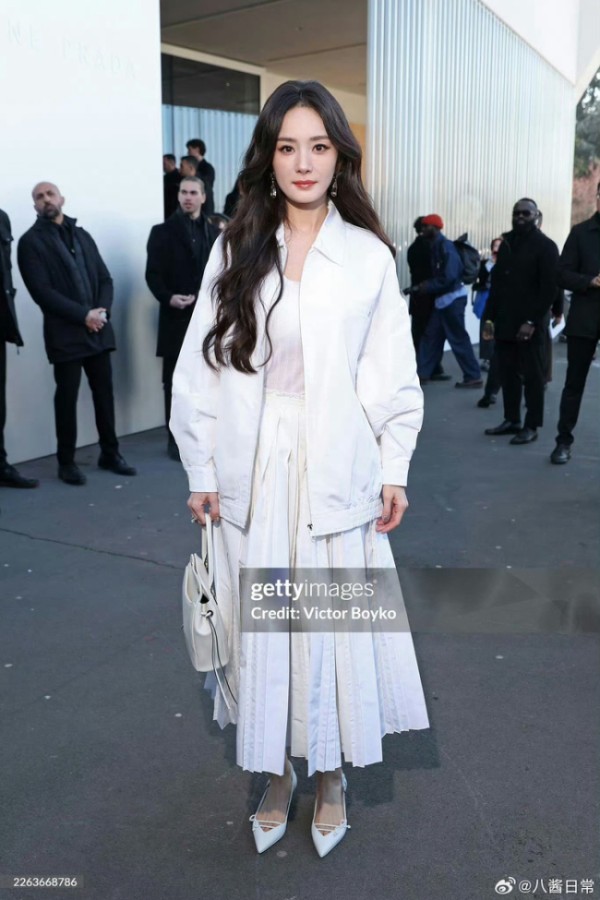 杨幂唐嫣看秀生图