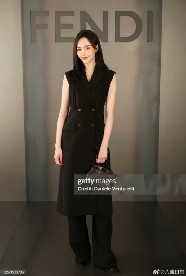 杨幂唐嫣看秀生图 明星齐聚时装周