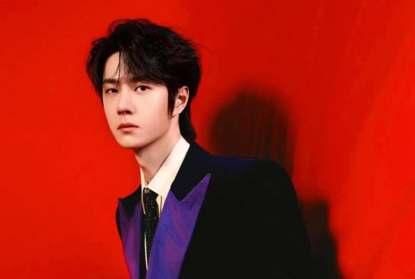 发现王一博有爱干净的小洁癖，手拿完面包会先擦手，细节处展现生活习惯的讲究