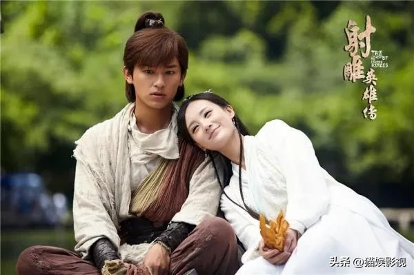 关于剧：都说17版《射雕英雄传》不输83版射雕完全是因为导演郭靖宇慧眼识人，选择了还是新人的杨旭文，李一桐。然而郭靖宇却说这是无奈之举，自己也曾厚着脸皮找影视圈大腕儿，可他们听到片酬，没有一个来的！

17版《射雕英雄传》刚开播，观众无不被还是新人的一众主演而劝退，毕竟前有翁美玲黄日华，张智霖朱茵，胡歌林依晨，李亚鹏周迅。他们哪一个不是当红演员，人气小生。

就是这样的全新人主演+老戏骨的演员组合...