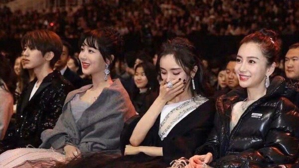 偶像派艺人和实力派艺人两条平行线不相交,艺人请向一个方向奔跑