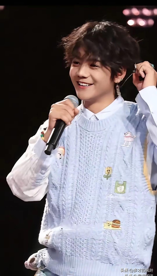 多才的枫叶：他亲手撕掉了理塘递给他的那张“白纸”。
曾志伟在片场用对讲机喊卡，对着镜头叹气：“这孩子被资本当成了快消品。
”三年前，全网守护他拒绝选秀签约国企的清醒；三年后，他在演技综艺里眼神闪躲，弹幕刷满“灵气已死”。
从旅游大使到偶像明星，路径看似合理。
专辑收益30%注回理塘，综艺曝光反哺家乡旅游数据——自我说服的逻辑链完美。
但公众捂住钱包的手停了：我们买单的，究竟是那片野性的草原，还是流...