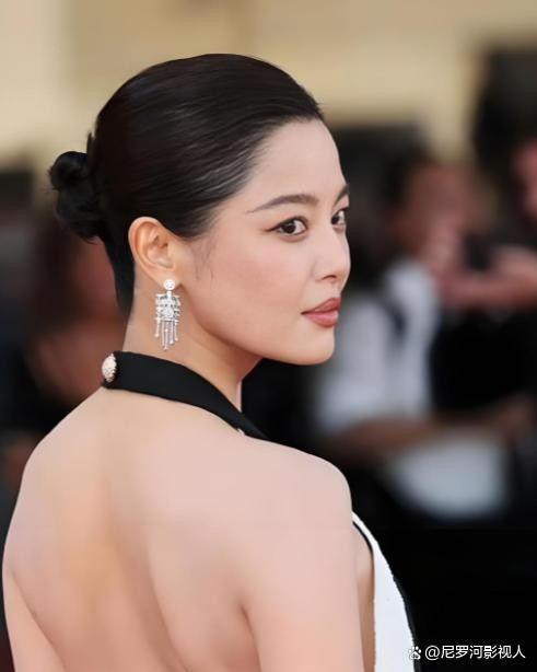 当年试镜被张艺谋第一轮就刷掉,如今倪妮直接把她拽到张导面前,摁在第一排,张导,给您介绍下辛芷蕾,刚拿了威尼斯影后