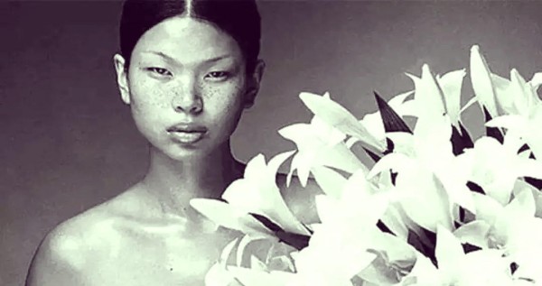 吕燕的逆袭之路：从“丑模”到国际超模的传奇人生