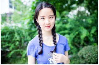 出生在演员世家，11岁出道，如今49岁成国家一级演员了