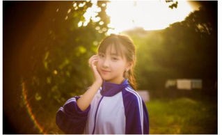 出生在演员世家，11岁出道，如今49岁成国家一级演员了