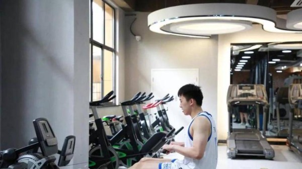 王俊杰出生于徐州市贾汪区，身份草根远没有外界想象那么风光，亚洲杯大显身手后回归普通家庭，成为亲友心中的英雄