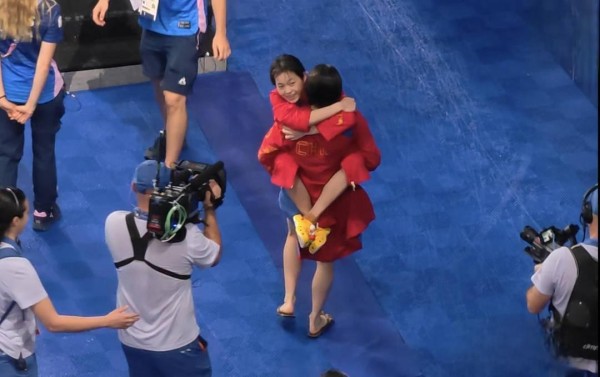 全红婵与陈芋汐：金牌背后，中国体育的草根与精英之争！