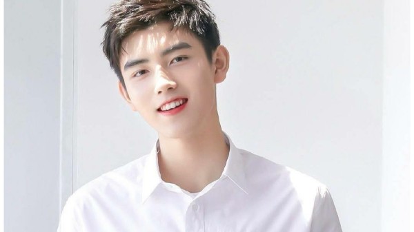 00后的小鲜肉，携影视作品进娱，身后有一个强大的背景