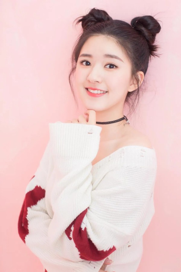 聊点儿娱乐：成功逆袭为明星的五位网红
第一位、赵露思
赵露思起初并没有想要成为明星，但是在初二那年的运动会上，她随手拍的几张自拍照在QQ空间掀起了热潮，她以非主流女神的身份迅速走红。高中毕业后，父母花重金把她送到台湾明道大学镀金，然而大学期间，她依然玩心不减，一边在食堂卖馄饨，因出众的颜值有了馄饨西施的美誉，一边翻唱游戏《冒险岛2》的歌曲，以甜美的声音被封为“国民岛花”。很快便有娱乐公司发现了赵露...