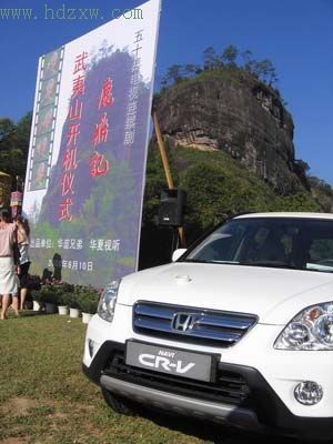 众明星纷纷“联姻”汽车 汽车营销搭车娱乐界