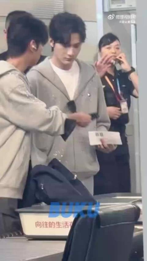 江衡李沛恩机场饭拍造型朴素引热议