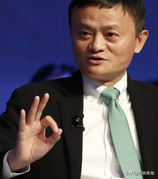 珠海蚂蚁财税:不搞科技搞文艺,马云在杭州开了家酒吧,现场一番话让娱乐圈汗颜……
1月7日的凌晨,马云在杭州创办了一家酒吧正式开业,取名为HHB平头哥,这个酒吧的logo就是平头哥的照片。
在开幕式上多位明星到场进行庆贺,包括有汪涵,高晓松,大s等等。而马老师也在庆典上一展歌喉。马云在开业的致辞中说,自己和朋友一起合伙搞了个音乐酒吧主要是希望能够给那些有才能的音乐人一个展示的机会。马云还说自己就是单...