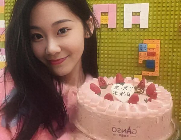 河北农村19岁女孩2000万捐款背后:横店7年龙套生涯,圆脸被导演拒绝后的血泪逆袭