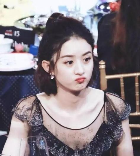 赵丽颖在娱乐圈里面的真是出境, 其实从她独坐台下就能一眼看出!