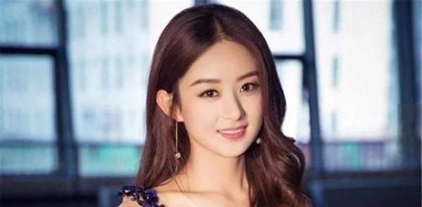 赵丽颖在娱乐圈里面的真是出境, 其实从她独坐台下就能一眼看出!