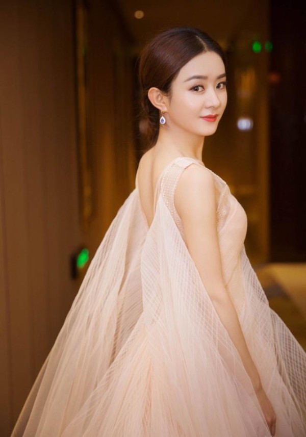 赵丽颖在娱乐圈里面的真是出境, 其实从她独坐台下就能一眼看出!