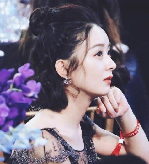 赵丽颖在娱乐圈里面的真是出境, 其实从她独坐台下就能一眼看出!
