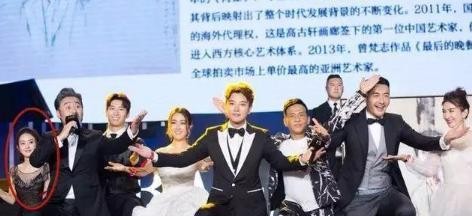 赵丽颖在娱乐圈里面的真是出境, 其实从她独坐台下就能一眼看出!