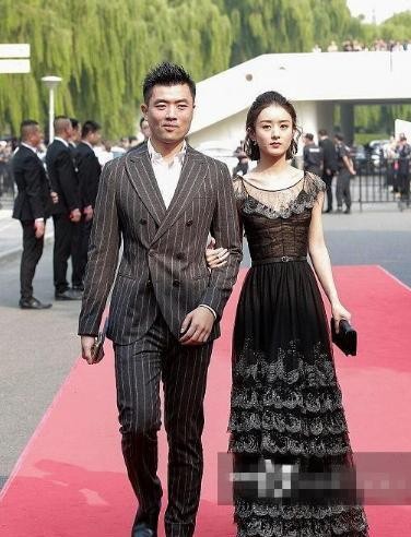 赵丽颖在娱乐圈里面的真是出境, 其实从她独坐台下就能一眼看出!