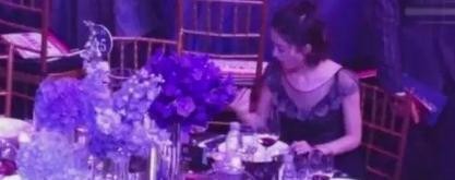 赵丽颖在娱乐圈里面的真是出境, 其实从她独坐台下就能一眼看出!