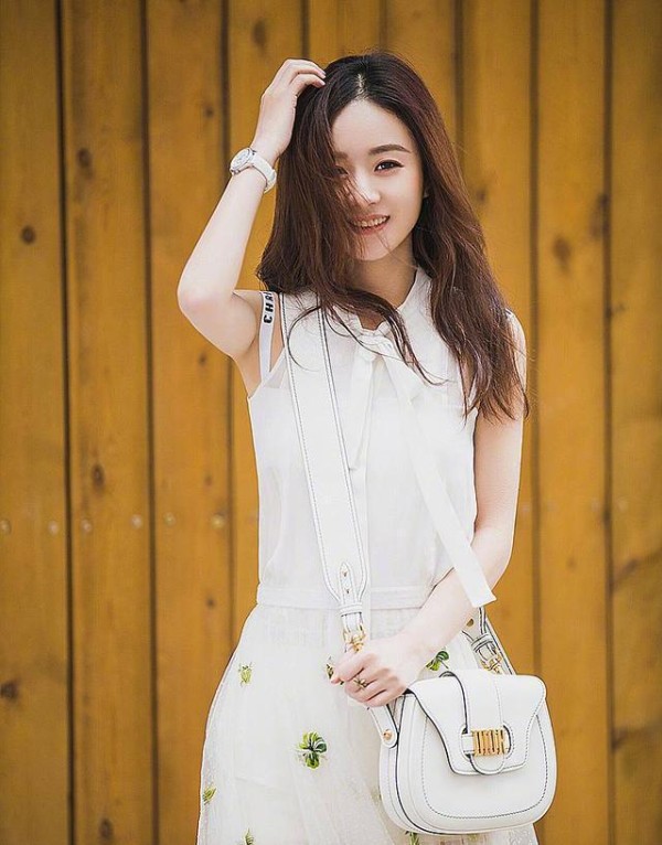 赵丽颖在娱乐圈里面的真是出境, 其实从她独坐台下就能一眼看出!