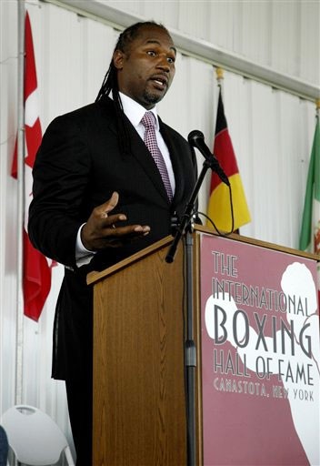 前英国拳击巨星刘易斯入选国际拳击名人堂