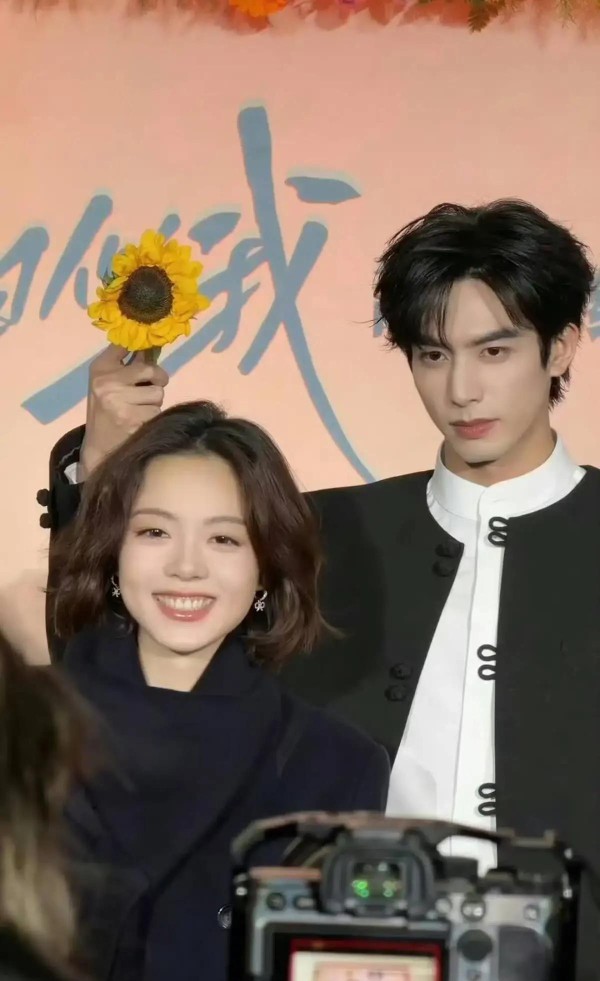 宋威龙赵今麦最新情侣同框大片曝光登热搜第一！细节打脸张凌赫，CP粉心碎