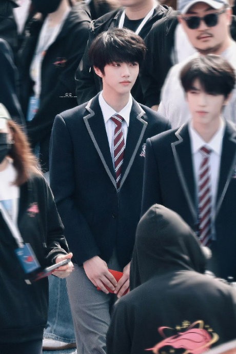 张函瑞的粉丝站除了彩烟还组织了哪些形式的应援活动？