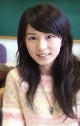 周杰伦这事的起因就是周杰伦在ins上随手发了一张照片，里面摆着几瓶红酒，其中一瓶年份清清楚楚标着1983一张图，愣是在网上炸开了锅