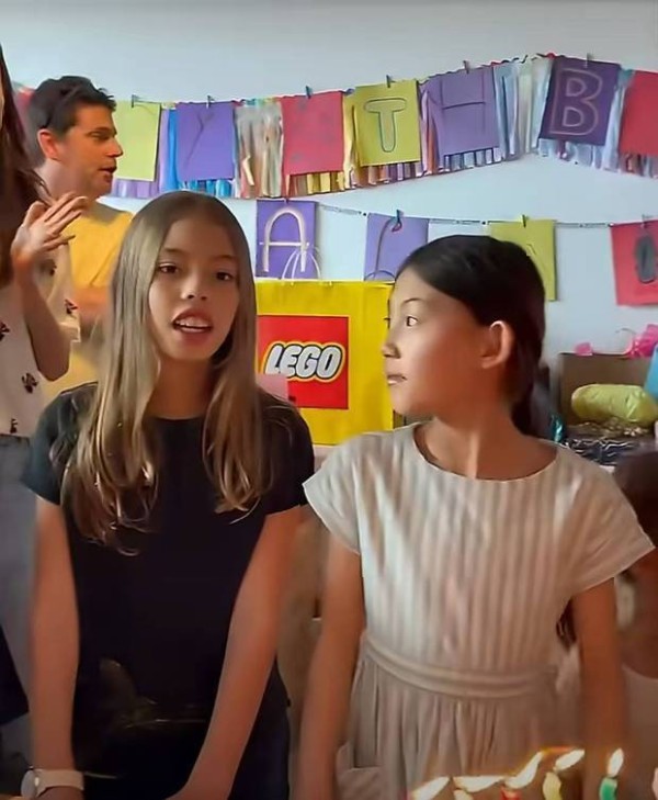 陈冠希女儿与好友同框，<a target=