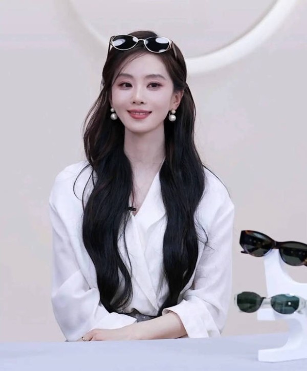 刘诗诗现身品牌活动，半戴眼镜造型优雅时尚