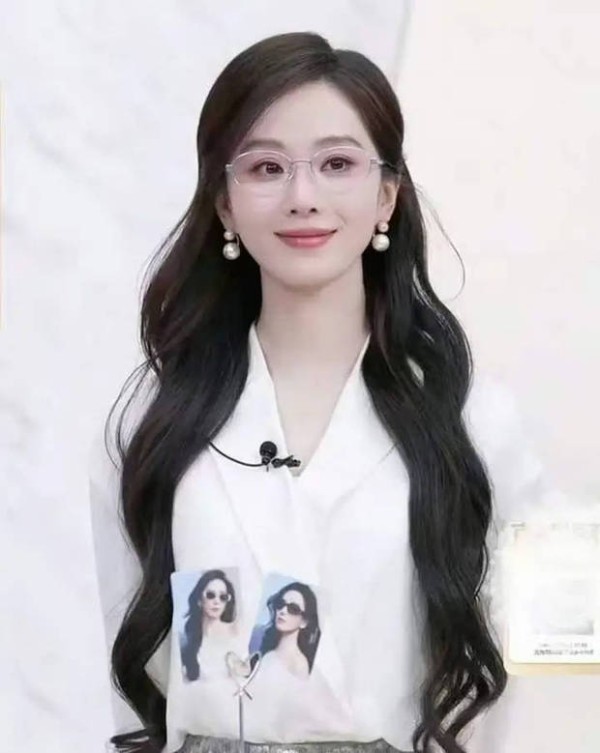 刘诗诗戴细框眼镜，文艺感十足。