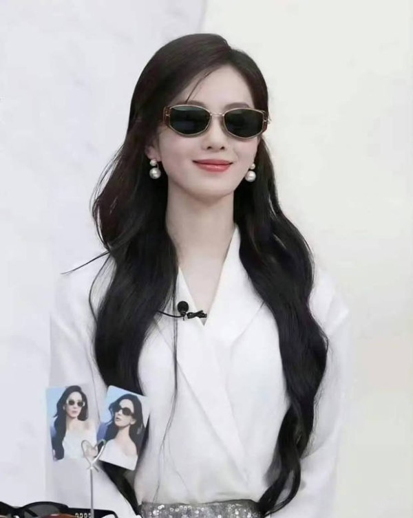 刘诗诗戴墨镜，黑卷发造型吸睛。
