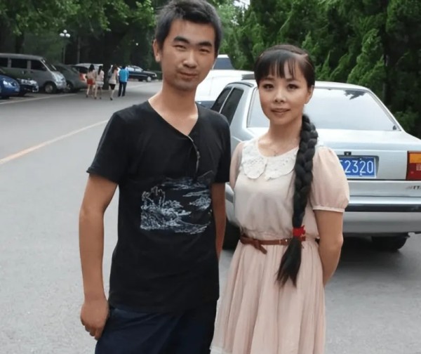 朝花夕拾：喜欢王二妮，不光喜欢她长的好看，唱歌唱的甜，更喜欢她的纯朴善良忠贞不渝。从星光大道走出来的她，虽然当时没有拿到年度冠军，但因为在周赛月赛上的不凡表现和后来的努力，她曾五次登上春晚舞台，成了亿万观众喜欢的草根明星。出名后，各种晚会综艺节目商业演出接踵而至，看着王二妮每天生活在鲜花和掌声中，在演艺圈的名气越来越大，从小和她一起打拼的初恋男友李飞一下子慌了，主动提出要和她分手。王二妮理解李飞的...