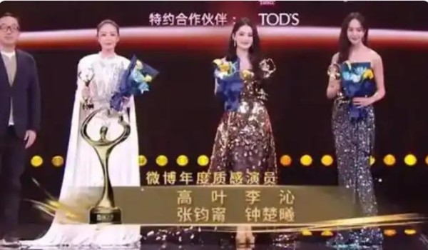 “大嫂”高叶造型独特，黑色礼服被网友调侃：穿着钢笔就上去了