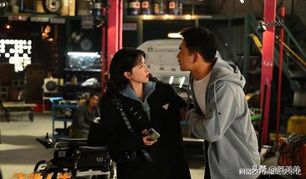 莽弟弟：最近，陈伟霆家里的家庭聚餐简直比电视剧还精彩！ 想象一下，一次普通的家庭聚会突然变成了一场选美比赛。 这不禁让人产生疑问：这个家族的基因是否特殊？ 家庭晚宴上，陈伟霆的弟弟首次亮相。 他实在太帅了，简直让人分不清谁是娱乐圈的大明星。 而且，他们的母亲坐在中间。 她的气质和容貌都是聚光灯的焦点，抢尽了风头！
首先我们来说说陈伟霆。 这位85岁的男偶像不仅在娱乐圈拥有稳固的地位，还凭借自己的才...