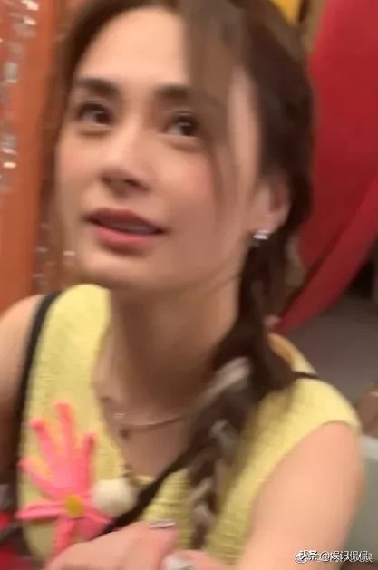 记娱侃侃：阿娇，真实状态曝光！[捂脸]

8月23日中午，41岁的阿娇，突然登顶热搜，不过，这一次，不是因为她的感情，也不是因为好闺蜜阿Sa，而是她在大理录制综艺的状态，直接惊艳了所有人！

照片中，阿娇穿着黄色针织坎肩，衬得她皮肤白亮又光滑，简单的麻花辫，显得她少女气息十足[偷笑]

#明星身材管理为何成为必修课# 

不过，这还不是重要的，重要的是，网友一顿无滤镜怼脸拍，阿娇不仅扛住了镜头，气...