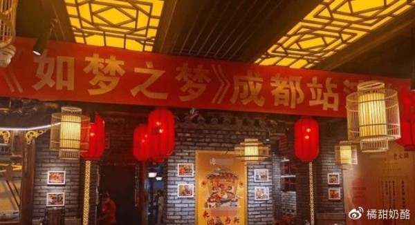 肖战私人行程遭泄露，引发围观拥堵，李沁居然也在现场