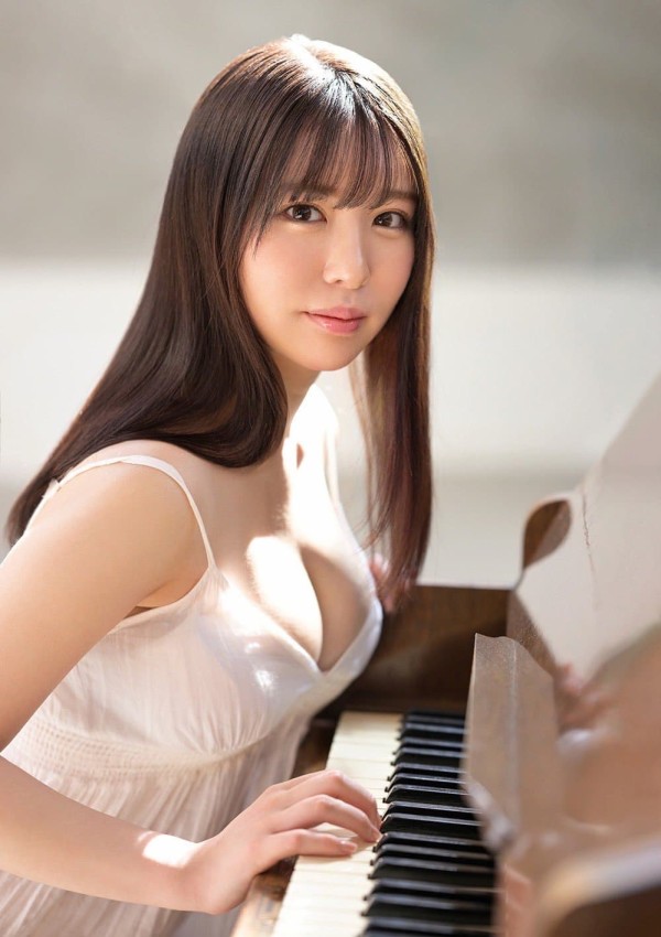 黑岛玲衣甜美笑容写真