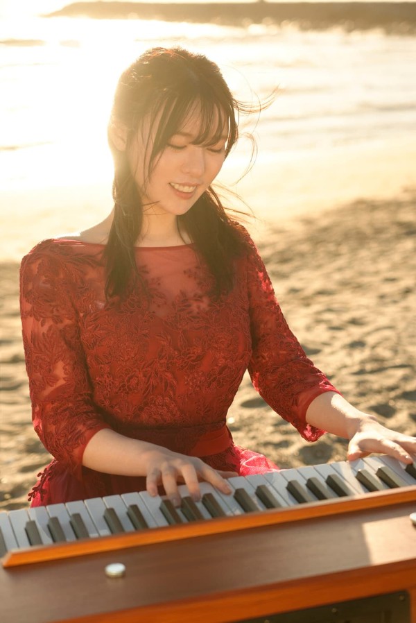 黑岛玲衣沙滩弹琴画面