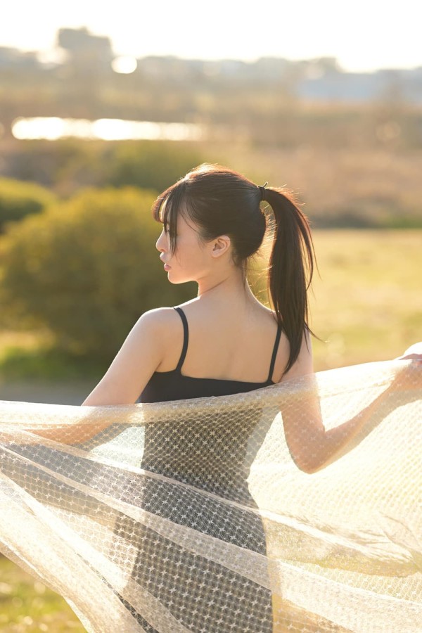 黑岛玲衣身着白色服装唯美写真