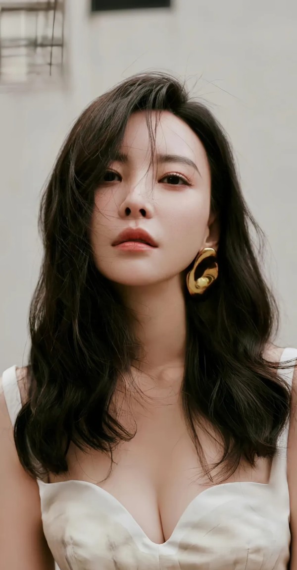 雅典娜手札：第222微于文文：音乐才女出演《扫毒风暴》驻唱歌手

最近央8频道《扫毒风暴》热播，可谓明星荟萃，其中酒吧驻唱歌手王奇，在唱歌时那种松弛感，舞台的表现力，一看就知道扮演者是对音乐十分有感觉的演员！

因为这个剧整体色调偏暗，不大敢认，结果上网一查，果然这个扮演者就是音乐才女于文文。

那这期我们就聊聊于文文：


注意，于文文是在自己参演的影片里，自己作曲并演唱的歌曲获得华鼎奖最佳电影...